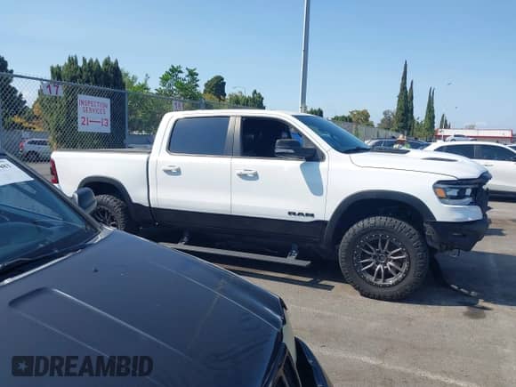 2020 Ram 1500 Rebel z VIN 1C6SRFLT5LN214584, wystawiony jako IAAI lot #43186902 z przebiegiem 82 036 mil mil oraz . Historia ofert i sprzedaży dostępna na DreamBid. Obrazek 14.