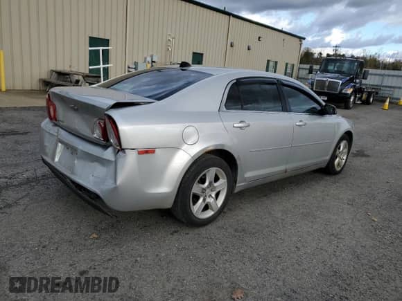 2012 Chevrolet Malibu 1LS z VIN 1G1ZB5E09CF286447, wystawiony jako Copart lot #82565885 z przebiegiem 110 793 mil mil oraz Szkoda całkowita • Salvage title. Historia ofert i sprzedaży dostępna na DreamBid. Obrazek 3.