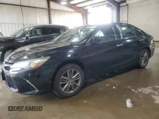 2015 Toyota Camry SE z VIN 4T1BF1FK2FU495580, wystawiony jako Copart lot #82641715 z przebiegiem 200 947 mil mil oraz Czysty tytuł • Clean title. Historia ofert i sprzedaży dostępna na DreamBid. Obrazek 1.