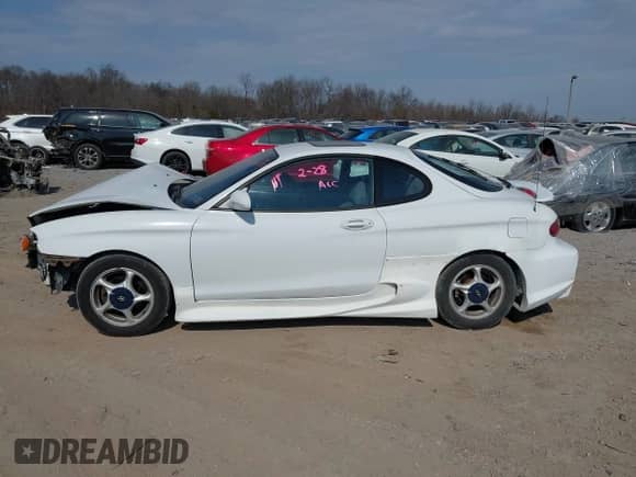 1998 Hyundai Tiburon z VIN KMHJG34F6WU115098, wystawiony jako IAAI lot #41718290 z przebiegiem 133 555 mil mil oraz . Historia ofert i sprzedaży dostępna na DreamBid. Obrazek 14.