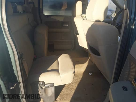 2006 Ford F-150 XLT z VIN 1FTPW12V96FB07940, wystawiony jako IAAI lot #43500225 z przebiegiem 203 407 mil mil oraz . Historia ofert i sprzedaży dostępna na DreamBid. Obrazek 8.