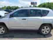 2008 Jeep Compass Sport с VIN 1J8FT47058D735438, выставлен на аукционе IAAI как лот 42367909 с пробегом 177 453 миль миль и . История ставок и продаж доступна на DreamBid. Изображение 14.