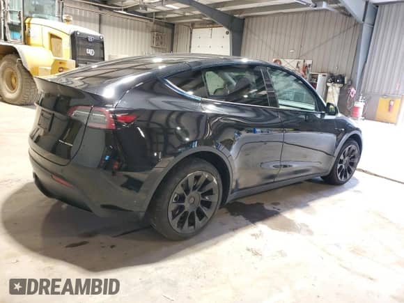 2023 Tesla Model Y Long Range with VIN 7SAYGAEE5PF921301, listed as a Copart auction lot 67586274 with 3,969 mi miles and Salvage title. Bid and sale history available at DreamBid. Image 3.