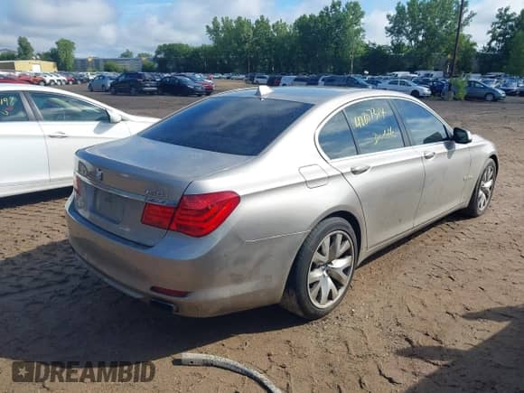 2009 BMW 7 Series 750i z VIN WBAKA83509CY35262, wystawiony jako IAAI lot #42807314 z przebiegiem 104 433 mil mil oraz . Historia ofert i sprzedaży dostępna na DreamBid. Obrazek 4.