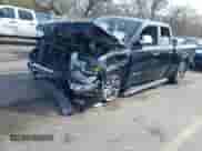 2019 Ram 1500 Laramie z VIN 1C6SRFDTXKN545769, wystawiony jako IAAI lot #41969816 z przebiegiem 98 230 mil mil oraz . Historia ofert i sprzedaży dostępna na DreamBid. Obrazek 16.