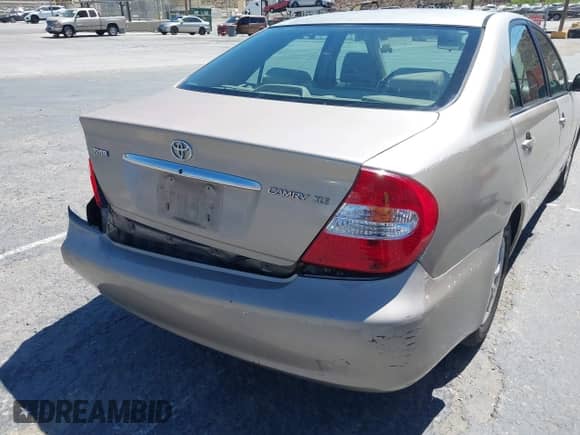 2004 Toyota Camry LE z VIN 4T1BF32K74U067244, wystawiony jako IAAI lot #43162095 z przebiegiem 370 818 mil mil oraz . Historia ofert i sprzedaży dostępna na DreamBid. Obrazek 13.