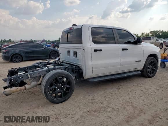 2023 Ram 1500 Laramie z VIN 1C6SRFJT1PN563119, wystawiony jako Copart lot #69924575 z przebiegiem 50 893 mil mil oraz Szkoda całkowita • Salvage title. Historia ofert i sprzedaży dostępna na DreamBid. Obrazek 3.