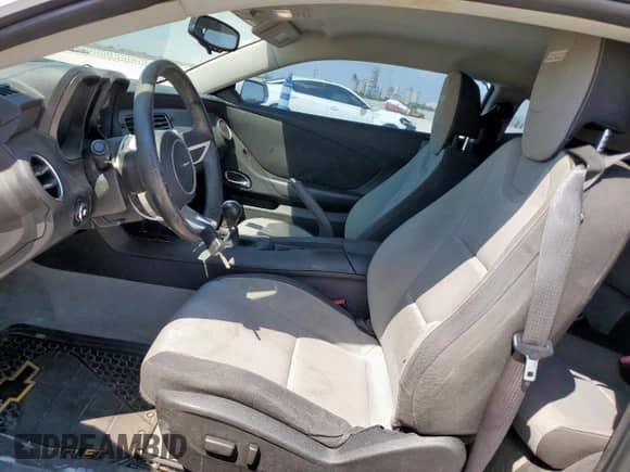 2011 Chevrolet Camaro 1SS z VIN 2G1FS1EW6B9142801, wystawiony jako Copart lot #81938125 z przebiegiem 212 022 mil mil oraz Czysty tytuł • Clean title. Historia ofert i sprzedaży dostępna na DreamBid. Obrazek 7.