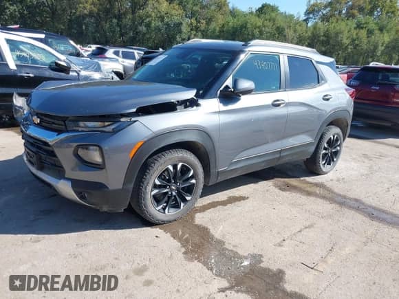 2022 Chevrolet TrailBlazer LT z VIN KL79MRSL9NB099871, wystawiony jako IAAI lot #43407771 z przebiegiem 56 623 mil mil oraz . Historia ofert i sprzedaży dostępna na DreamBid. Obrazek 2.