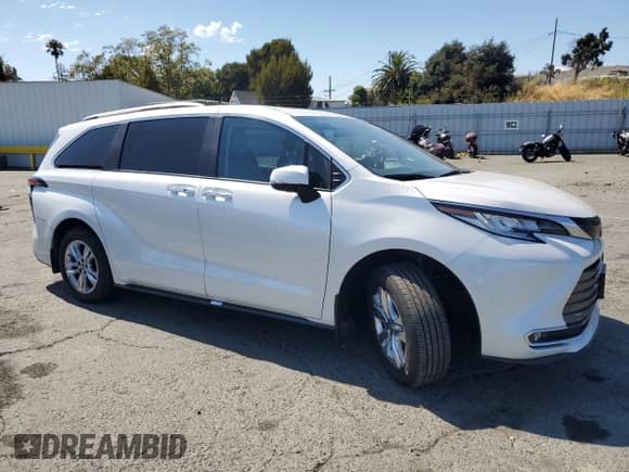 2024 Toyota Sienna Limited z VIN 5TDZRKEC2RS211061, wystawiony jako Copart lot #70225025 z przebiegiem 21 736 mil mil oraz Szkoda całkowita • Salvage title. Historia ofert i sprzedaży dostępna na DreamBid. Obrazek 4.