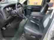2004 Dodge 1500 ST z VIN 1D3HU18D04J113572, wystawiony jako Copart lot #72674424 z przebiegiem 106 337 mil mil oraz Czysty tytuł • Clean title. Historia ofert i sprzedaży dostępna na DreamBid. Obrazek 7.
