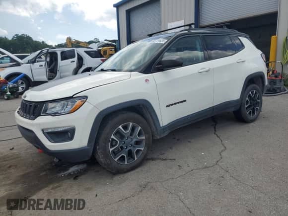 2020 Jeep Compass Trailhawk z VIN 3C4NJDDB6LT184728, wystawiony jako Copart lot #65729635 z przebiegiem Nie podano mil oraz Szkoda całkowita • Salvage title. Historia ofert i sprzedaży dostępna na DreamBid. Obrazek 1.