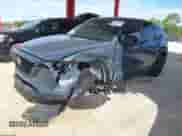 2025 Mazda CX-5 S Carbon Edition z VIN JM3KFBCMXS0582202, wystawiony jako IAAI lot #43150569 z przebiegiem 5 546 mil mil oraz . Historia ofert i sprzedaży dostępna na DreamBid. Obrazek 2.