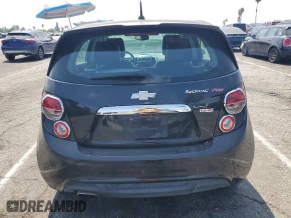 2013 Chevrolet Sonic RS z VIN 1G1JH6SB2D4237093, wystawiony jako Copart lot #65819625 z przebiegiem 114 677 mil mil oraz Czysty tytuł • Clean title. Historia ofert i sprzedaży dostępna na DreamBid. Obrazek 6.