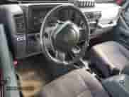 1998 Jeep Wrangler Sport z VIN 1J4FY19S2WP735215, wystawiony jako Copart lot #81622595 z przebiegiem 139 976 mil mil oraz Szkoda całkowita • Salvage title. Historia ofert i sprzedaży dostępna na DreamBid. Obrazek 8.