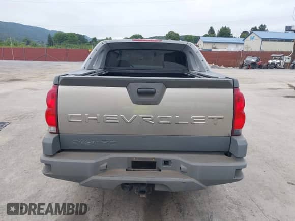 2002 Chevrolet Avalanche with VIN 3GNEK13T12G216666, listed as a IAAI auction lot 43038291 with 166,367 mi miles and . Bid and sale history available at DreamBid. Image 17.