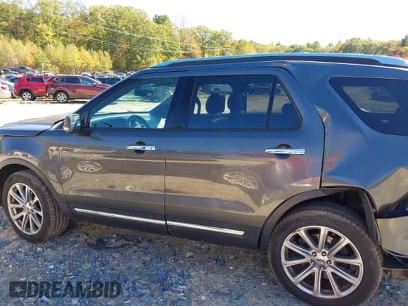 2017 Ford Explorer Limited z VIN 1FM5K8F82HGC92874, wystawiony jako IAAI lot #43330136 z przebiegiem 143 821 mil mil oraz . Historia ofert i sprzedaży dostępna na DreamBid. Obrazek 14.