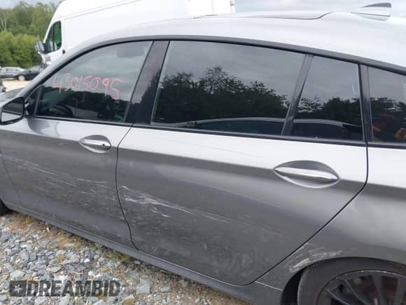 2015 BMW 5 Series 550i Gran Turismo xDrive z VIN WBA5M0C59FD085100, wystawiony jako IAAI lot #43015095 z przebiegiem 128 695 mil mil oraz . Historia ofert i sprzedaży dostępna na DreamBid. Obrazek 14.