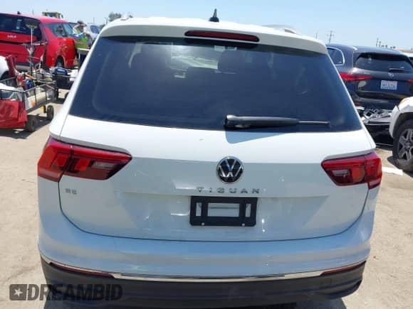 2024 Volkswagen Tiguan SE with VIN 3VVNB7AX4RM198923, listed as a IAAI auction lot 42312597 with 6,827 mi miles and . Bid and sale history available at DreamBid. Image 16.