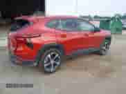 2024 Chevrolet Trax 1RS с VIN KL77LGE21RC216795, выставлен на аукционе IAAI как лот 42883669 с пробегом 9 672 миль миль и . История ставок и продаж доступна на DreamBid. Изображение 4.