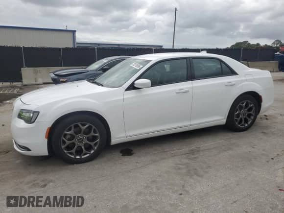 2016 Chrysler 300 S z VIN 2C3CCAGG3GH164396, wystawiony jako Copart lot #85510695 z przebiegiem 154 356 mil mil oraz Czysty tytuł • Clean title. Historia ofert i sprzedaży dostępna na DreamBid. Obrazek 1.