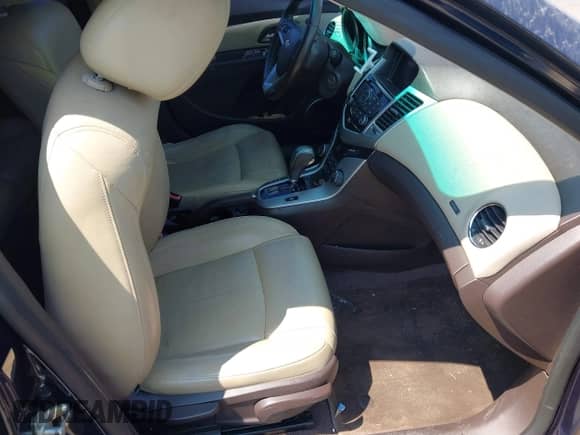 2011 Chevrolet Cruze 2LT z VIN 1G1PG5S92B7112790, wystawiony jako IAAI lot #43137199 z przebiegiem 241 870 mil mil oraz . Historia ofert i sprzedaży dostępna na DreamBid. Obrazek 5.