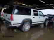 1992 Chevrolet Suburban z VIN 1GNGK26K8NJ330202, wystawiony jako Copart lot #85204074 z przebiegiem 266 388 mil mil oraz Czysty tytuł • Clean title. Historia ofert i sprzedaży dostępna na DreamBid. Obrazek 3.