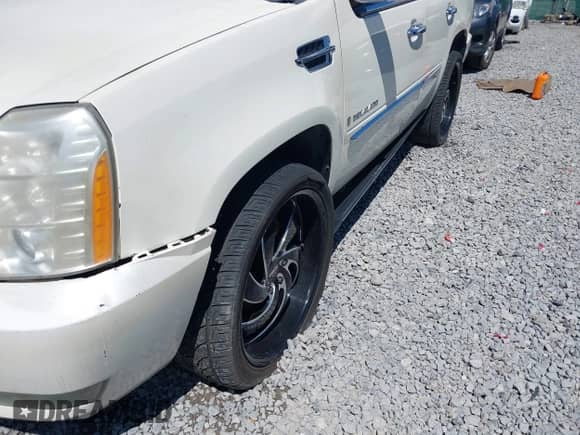 2009 Cadillac Escalade с VIN 1GYFK23279R279804, выставлен на аукционе IAAI как лот 43025810 с пробегом 159 250 миль миль и . История ставок и продаж доступна на DreamBid. Изображение 18.