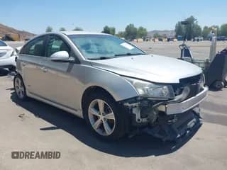 2013 Chevrolet Cruze 2LT z VIN 1G1PE5SB4D7158696, wystawiony jako IAAI lot #42678648 z przebiegiem Nie podano mil oraz . Historia ofert i sprzedaży dostępna na DreamBid. Obrazek 1.