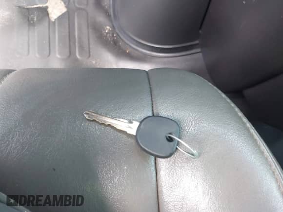 2008 Chevrolet City Express Cargo z VIN 1GCGG25KX81133998, wystawiony jako IAAI lot #42540888 z przebiegiem 233 403 mil mil oraz . Historia ofert i sprzedaży dostępna na DreamBid. Obrazek 11.