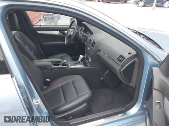 2010 Mercedes-Benz C 300 Luxury z VIN WDDGF5EB6AR131795, wystawiony jako IAAI lot #43503397 z przebiegiem 104 885 mil mil oraz . Historia ofert i sprzedaży dostępna na DreamBid. Obrazek 5.