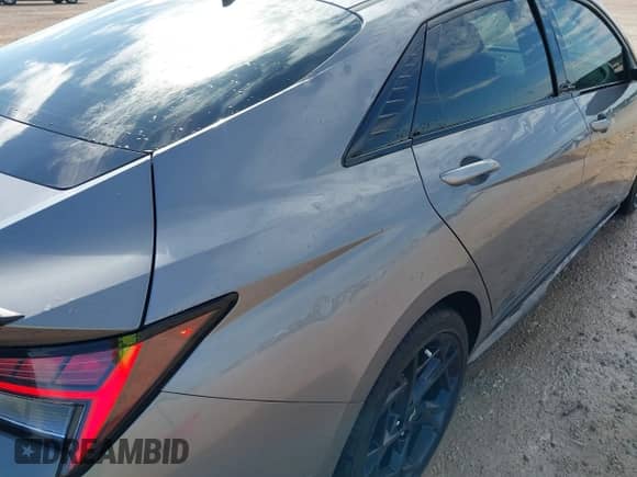 2024 Hyundai Elantra N Line z VIN KMHLR4DF4RU822245, wystawiony jako IAAI lot #42729077 z przebiegiem 4 031 mil mil oraz . Historia ofert i sprzedaży dostępna na DreamBid. Obrazek 20.
