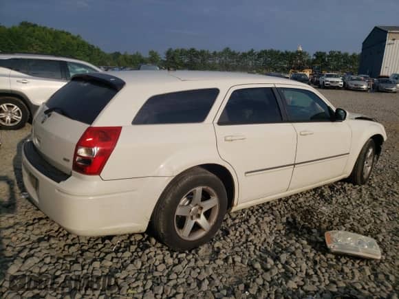2008 Dodge Magnum SXT with VIN 2D4FV37V68H242364, listed as a Copart auction lot 67796624 with 232,497 mi miles and Salvage title. Bid and sale history available at DreamBid. Image 3.