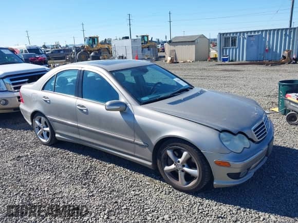 2005 Mercedes-Benz C 230 Kompressor z VIN WDBRF40J15A679931, wystawiony jako IAAI lot #43220115 z przebiegiem 151 395 mil mil oraz . Historia ofert i sprzedaży dostępna na DreamBid. Obrazek 1.