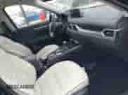 2024 Mazda CX-5 S Preferred z VIN JM3KFBCL2R0446390, wystawiony jako IAAI lot #42624381 z przebiegiem 21 293 mil mil oraz . Historia ofert i sprzedaży dostępna na DreamBid. Obrazek 5.
