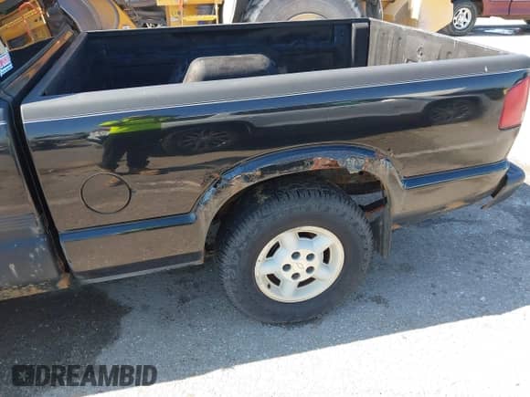 2002 Chevrolet S-10 LS with VIN 1GCDT19W128200802, listed as a IAAI auction lot 42368525 with Not provided miles and . Bid and sale history available at DreamBid. Image 6.