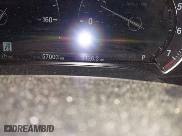 2019 BMW 5 Series 540i xDrive z VIN WBAJE7C51KWW17345, wystawiony jako IAAI lot #42535806 z przebiegiem 57 003 mil mil oraz . Historia ofert i sprzedaży dostępna na DreamBid. Obrazek 7.