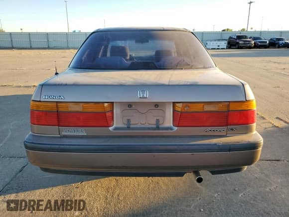 1990 Honda Accord LX z VIN JHMCB7652LC035496, wystawiony jako Copart lot #76473224 z przebiegiem 200 671 mil mil oraz Szkoda całkowita • Salvage title. Historia ofert i sprzedaży dostępna na DreamBid. Obrazek 6.