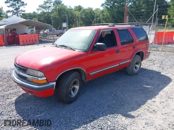 1999 Chevrolet Blazer LT z VIN 1GNCS13W2X2243229, wystawiony jako IAAI lot #42614539 z przebiegiem Nie podano mil oraz . Historia ofert i sprzedaży dostępna na DreamBid. Obrazek 2.