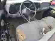 1998 GMC Sierra 1500 z VIN 1GTEC19W4WE517422, wystawiony jako Copart lot #65384335 z przebiegiem 263 184 mil mil oraz Czysty tytuł • Clean title. Historia ofert i sprzedaży dostępna na DreamBid. Obrazek 8.