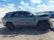 2019 Jeep Grand Cherokee Altitude z VIN 1C4RJEAGXKC832489, wystawiony jako IAAI lot #43379107 z przebiegiem 56 584 mil mil oraz . Historia ofert i sprzedaży dostępna na DreamBid. Obrazek 13.