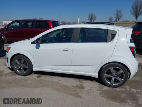 2013 Chevrolet Sonic RS z VIN 1G1JH6SB5D4146819, wystawiony jako IAAI lot #41742164 z przebiegiem 185 401 mil mil oraz . Historia ofert i sprzedaży dostępna na DreamBid. Obrazek 14.