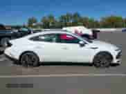 2025 Hyundai Sonata SEL z VIN KMHL64JA7SA486406, wystawiony jako IAAI lot #43503569 z przebiegiem 15 107 mil mil oraz . Historia ofert i sprzedaży dostępna na DreamBid. Obrazek 13.