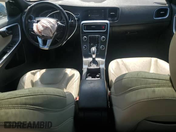 2015 Volvo S60 T5 Drive-E Platinum с VIN YV126MFMXF1345977, выставлен на аукционе Copart как лот 62184635 с пробегом 65 341 миль миль и Списание • Salvage title. История ставок и продаж доступна на DreamBid. Изображение 8.