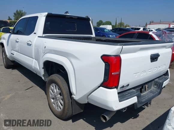 2024 Toyota Tacoma SR5 с VIN 3TYLB5JN4RT009863, выставлен на аукционе IAAI как лот 43032707 с пробегом 8 360 миль миль и . История ставок и продаж доступна на DreamBid. Изображение 3.