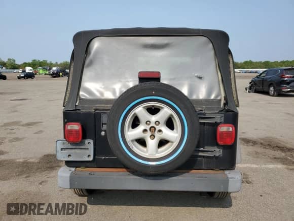2003 Jeep Wrangler X z VIN 1J4FA39S23P359983, wystawiony jako Copart lot #59469005 z przebiegiem 118 585 mil mil oraz Czysty tytuł • Clean title. Historia ofert i sprzedaży dostępna na DreamBid. Obrazek 6.
