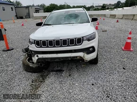2024 Jeep Compass Latitude Lux с VIN 3C4NJDFN5RT155074, выставлен на аукционе Copart как лот 60969125 с пробегом 13 892 миль миль и Списание • Salvage title. История ставок и продаж доступна на DreamBid. Изображение 15.