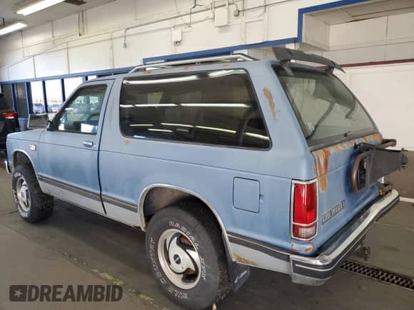 1989 Chevrolet Blazer z VIN 1GNCT18Z8K0155600, wystawiony jako Copart lot #80866825 z przebiegiem 125 105 mil mil oraz Czysty tytuł • Clean title. Historia ofert i sprzedaży dostępna na DreamBid. Obrazek 2.