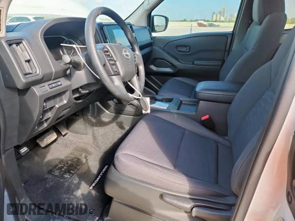 2025 Nissan Frontier S z VIN 1N6ED1CL6SN611370, wystawiony jako Copart lot #68118235 z przebiegiem 3 974 mil mil oraz Szkoda całkowita • Salvage title. Historia ofert i sprzedaży dostępna na DreamBid. Obrazek 7.