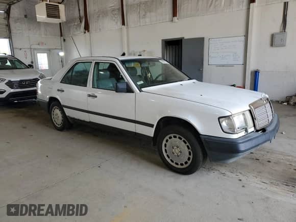 1987 Mercedes-Benz 300 E z VIN WDBEA30D4HA401644, wystawiony jako Copart lot #66001555 z przebiegiem 269 943 mil mil oraz Czysty tytuł • Clean title. Historia ofert i sprzedaży dostępna na DreamBid. Obrazek 4.